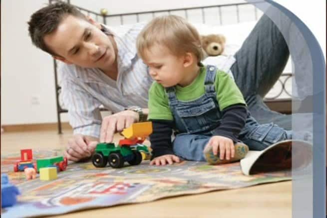 El juego y los juguetes - Padres jugando con sus hijos