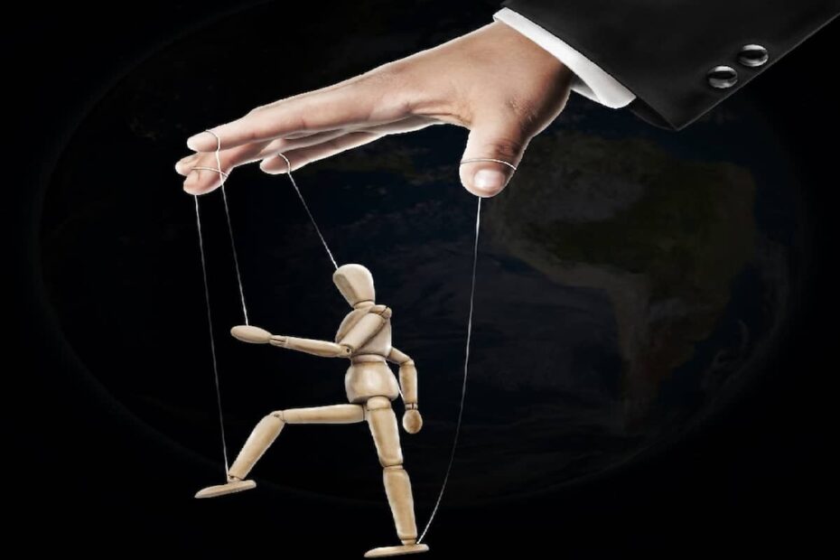 Personalidad controladora: una mano mueve una marioneta